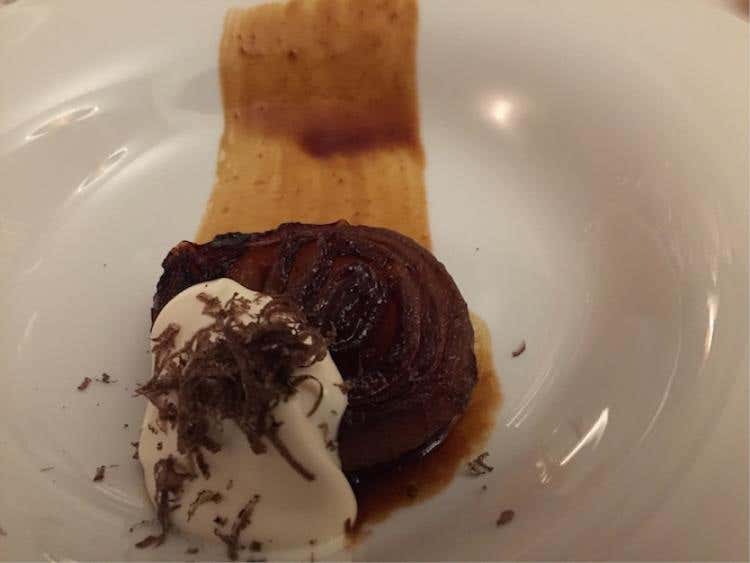 Cipolla caramellata con fonduta al Taleggio e tartufo nero di Bracca